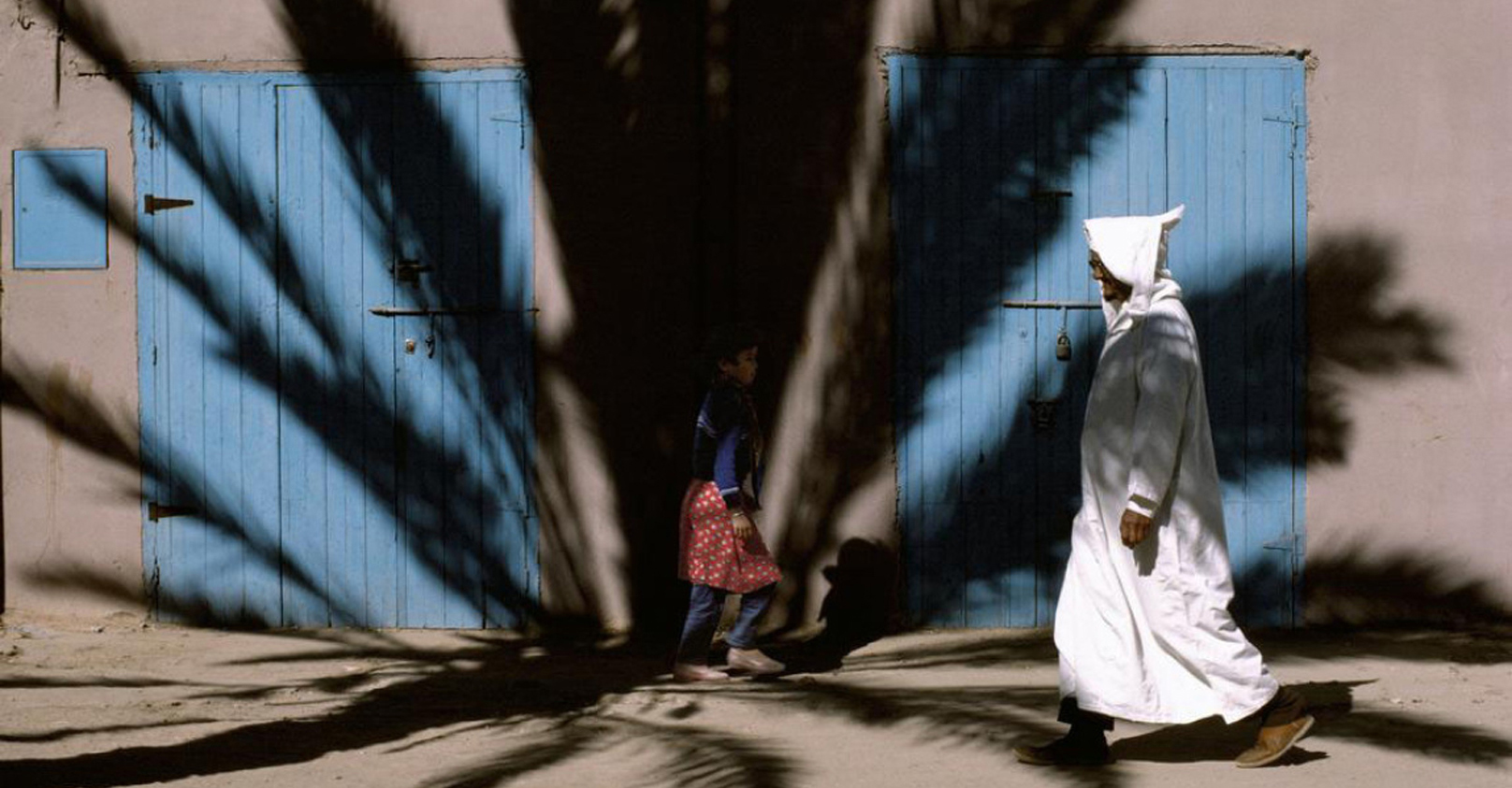 Bruno Barbey (Tiznit, cerca de la tumba de Ma et Ainin,1987)