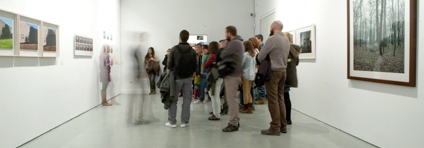 Visita de los alumnos de la Escuela de Artes a la exposición